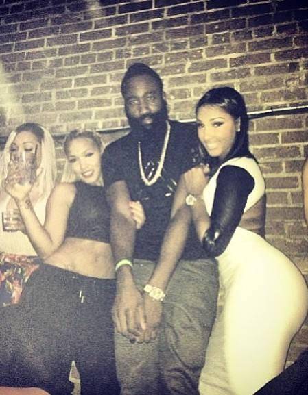 欧文突破防守助攻制胜（欧文突破重围送出致胜助攻）