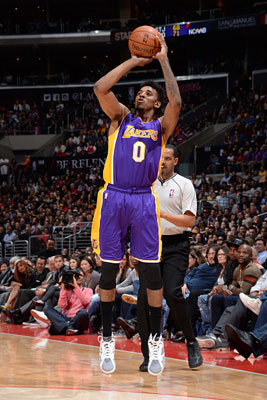 手感火热！拉文三节三分10中8爆砍37分5篮板（拉文手感爆棚：三节飙进8记三分，轰下37分5篮板）