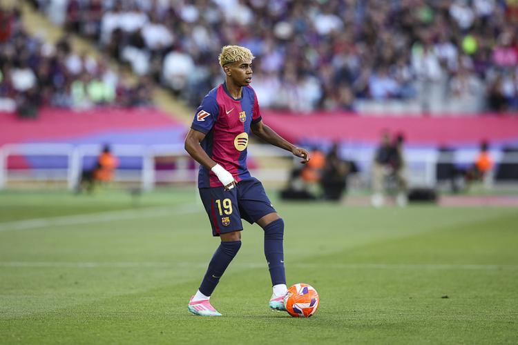 大罗与阿尔卡拉斯切磋网球，还赠送其签名巴西球衣（大罗与阿尔卡拉斯打网球，亲赠签名巴西球衣）