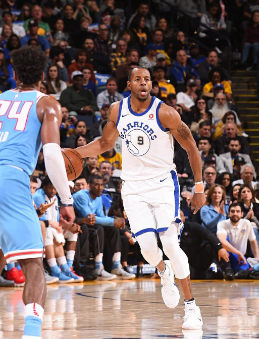 马刺客场115-102击败开拓者，福克斯37分带队取胜，展现全面实力。（马刺115-102客场击退开拓者，福克斯轰37分领军取胜，全面实力尽显）