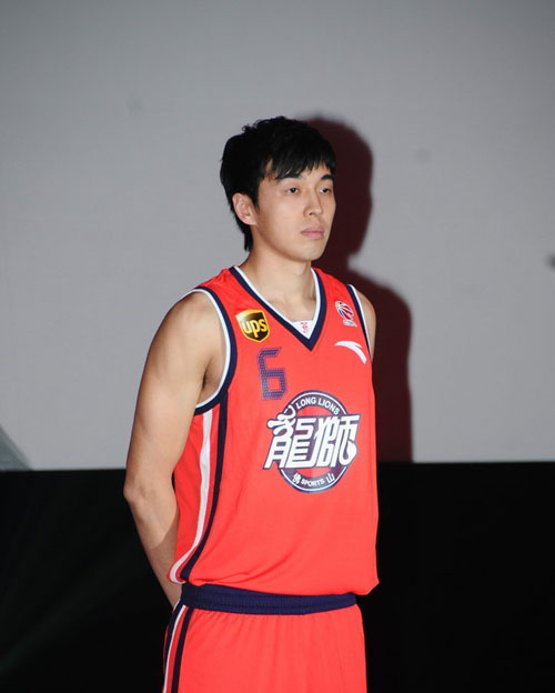 西甲前瞻：塞维利亚遭遇联赛三连败，奥萨苏纳客场战绩惨淡（西甲前瞻：塞维利亚陷三连败低潮，奥萨苏纳客场疲软）