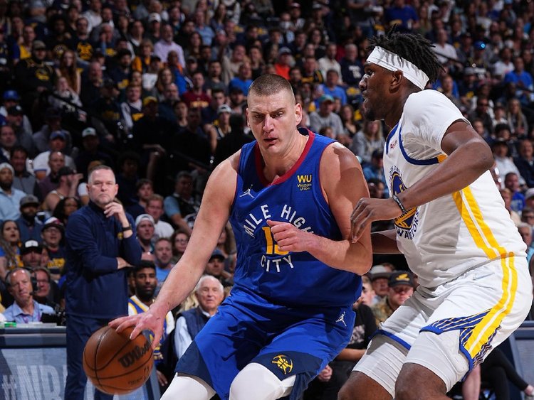 NBA：独行侠击败雄鹿 东契奇全场三双（NBA战报：东契奇砍下三双，独行侠力克雄鹿）