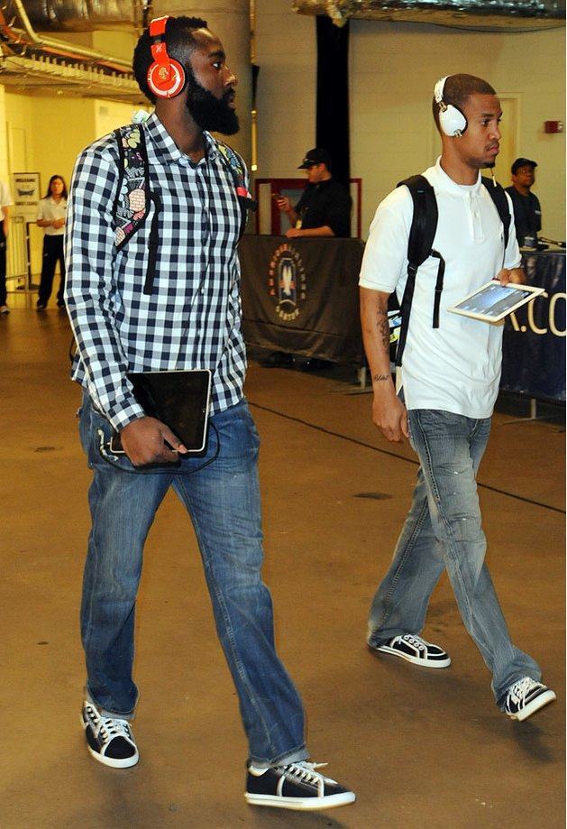 替补球员关键时刻助球队锁胜（替补球员末段发威锁定胜局）