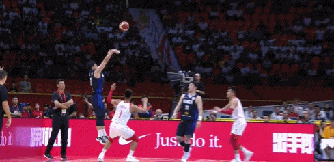 曾经的前场搭档！安东尼和拉什福德拥抱这一刻，你想到了什么？（安东尼与拉什福德相拥：昔日前场拍档这一瞬，你想到了什么？）