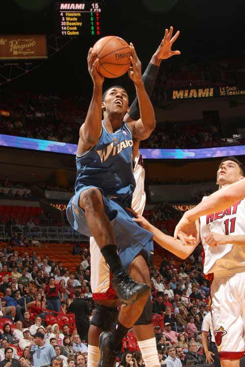 足球西甲双雄同日失分，冠军悬念再次被点燃（西甲双雄同日丢分，冠军之争重燃战火）